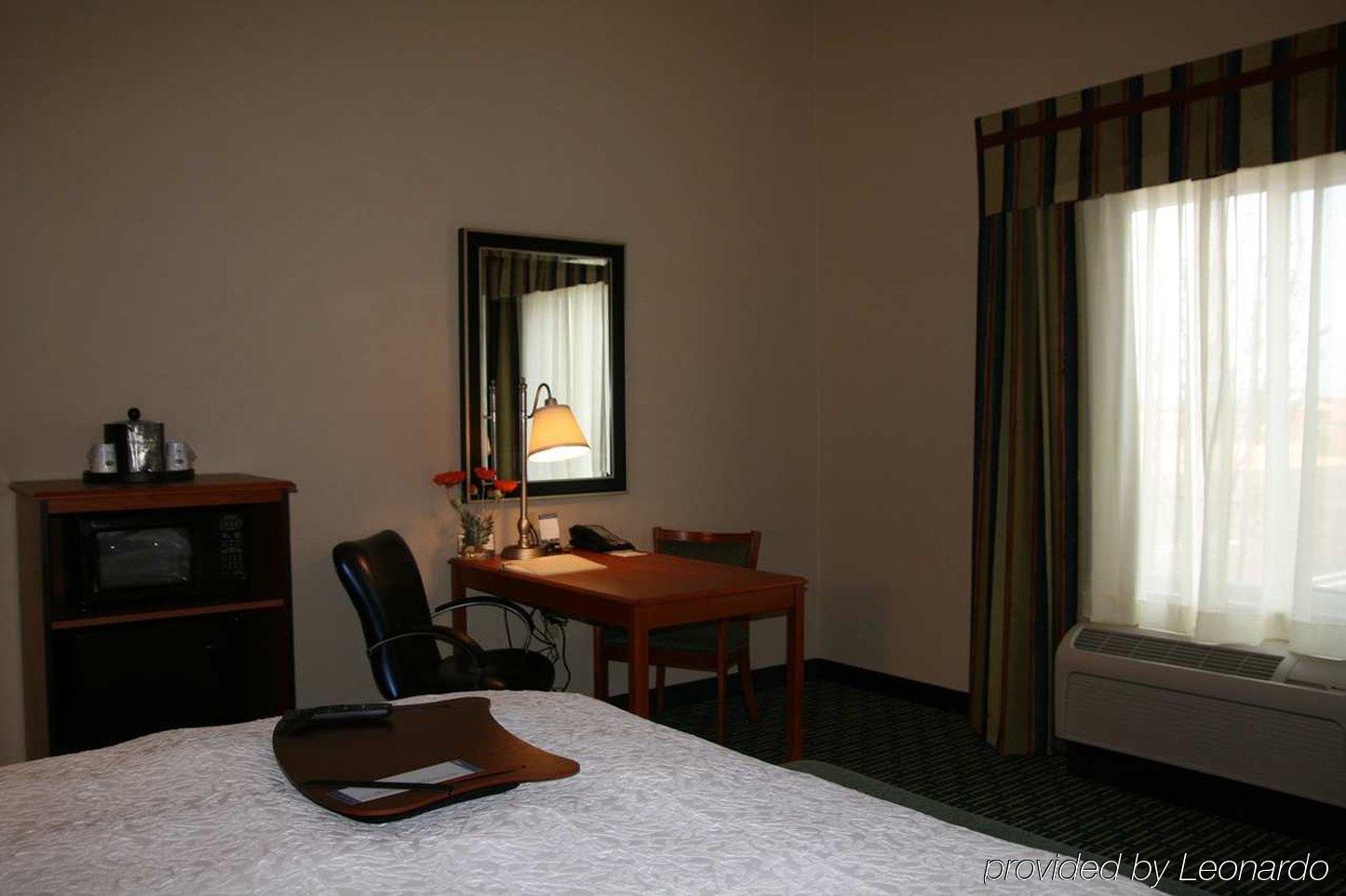 Hampton Inn & Suites Ridgecrest Rum bild