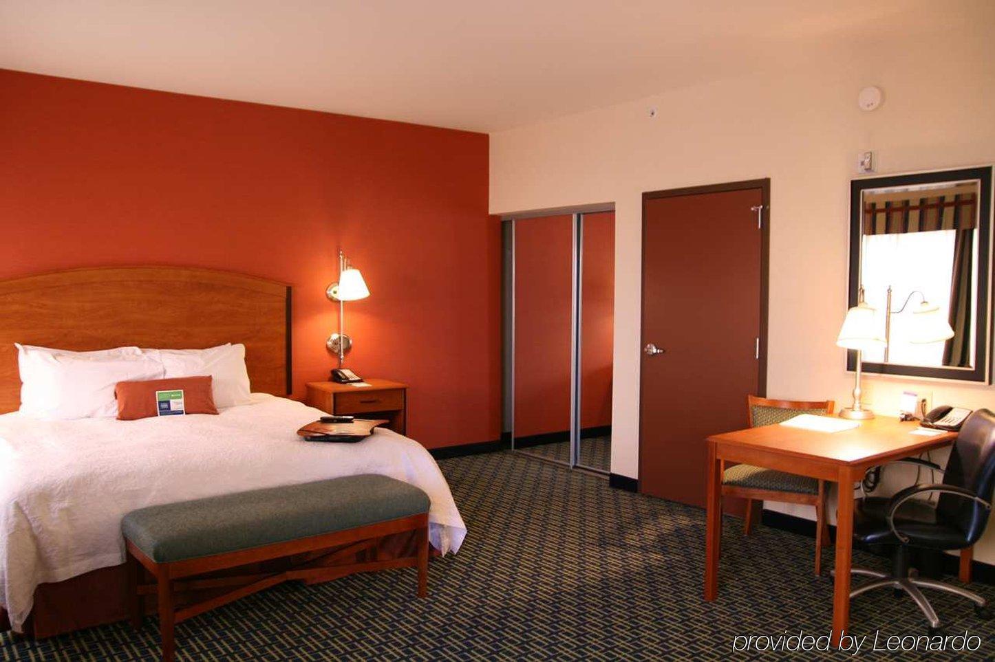 Hampton Inn & Suites Ridgecrest Rum bild